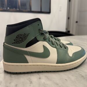 Jordan 1 Mid- Jade Smoke